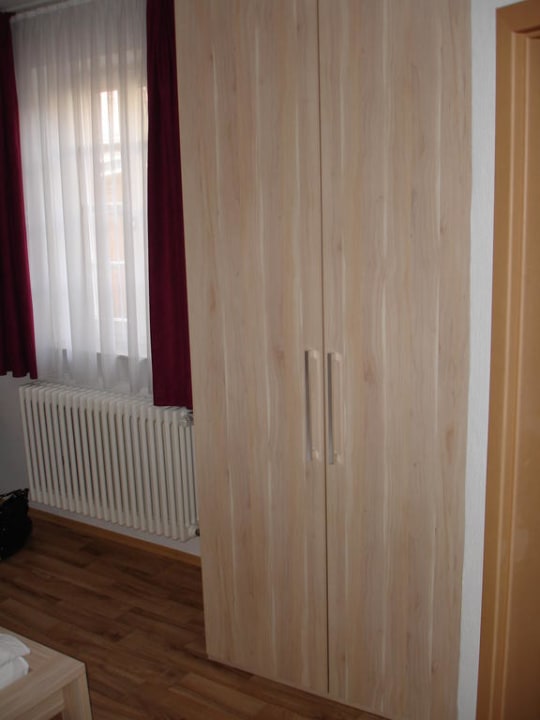 Kleiderschrank Gästehaus Seither Zur Traube