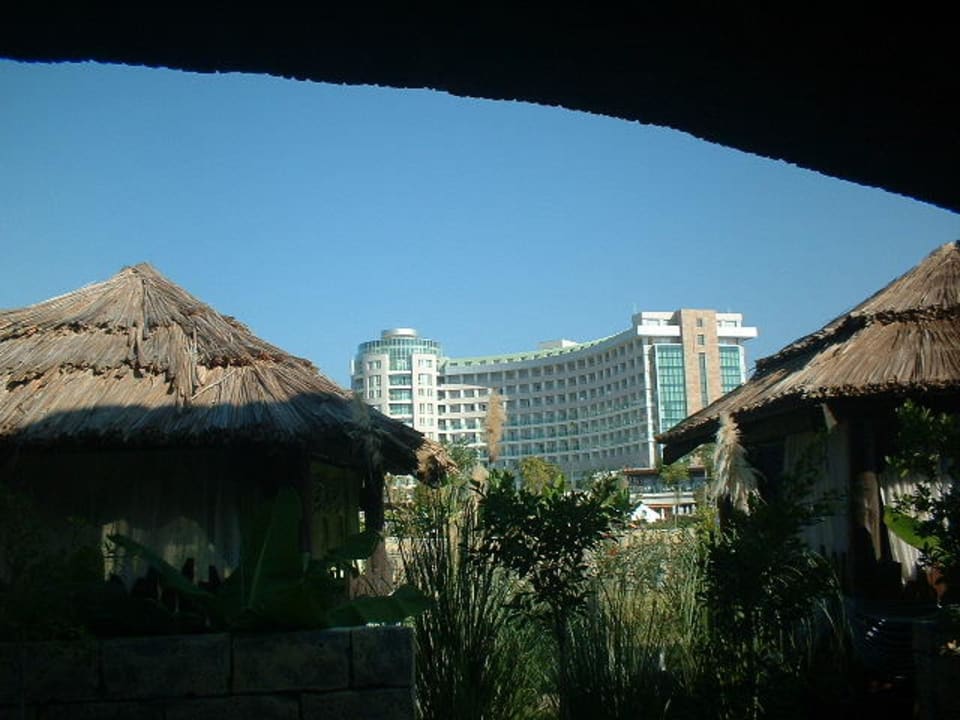 Blick aufs Hotel aus der Poolbar Sherwood Exclusive Lara