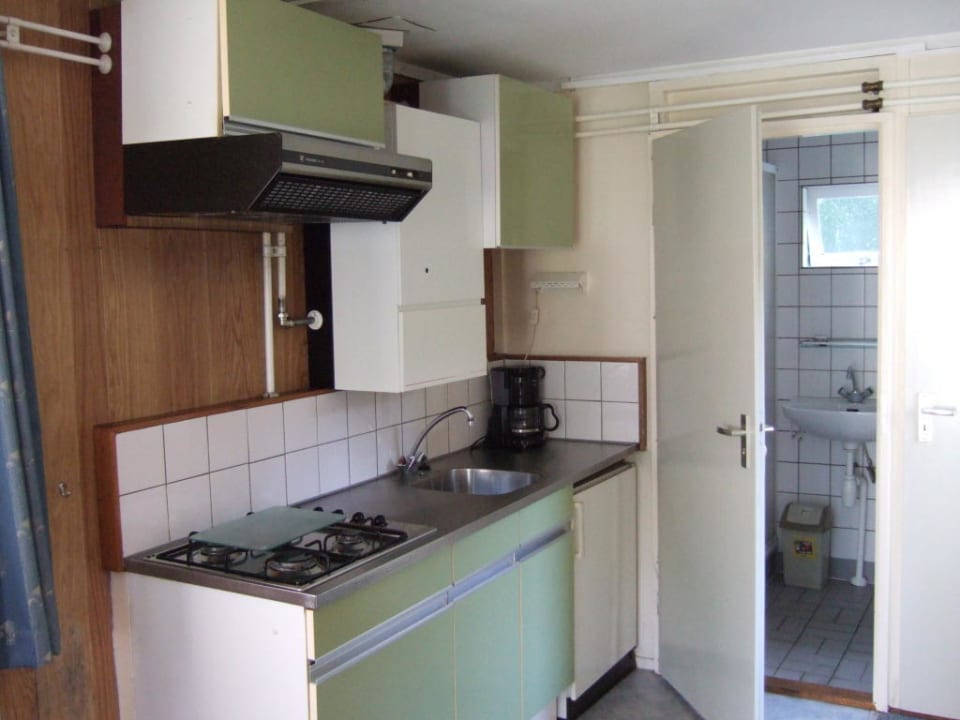 Küchenzelle und Blick ins Bad Het Grootslag Vakantiepark