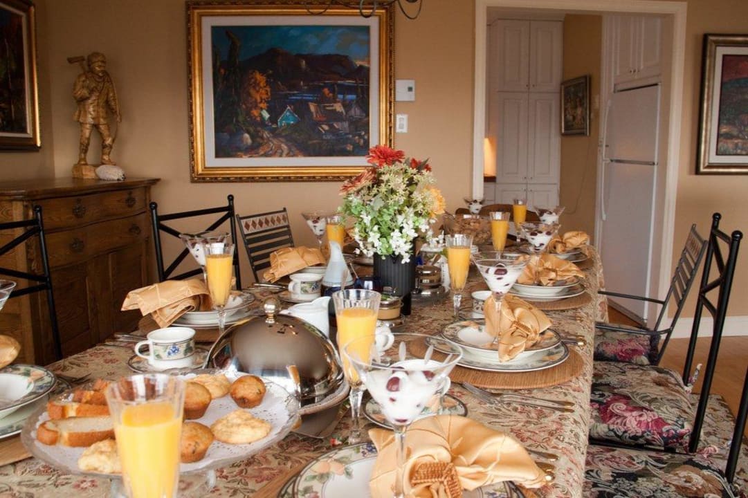 Lecker gedeckter Frühstückstisch B&B La Maison Harvey Lessard