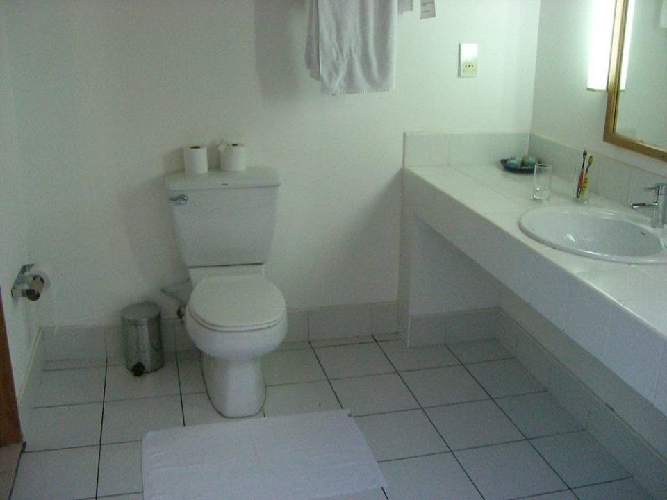 Blick von der Dusche zur Toilette Meeru Maldives Resort Island