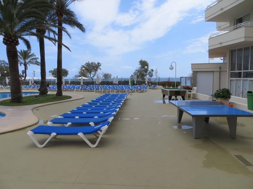 Leere Liegen durch kaltes Wetter Aparthotel Playa Dorada