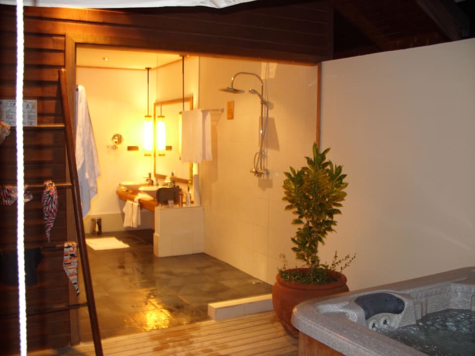 Ins halboffene Bad Meeru Maldives Resort Island