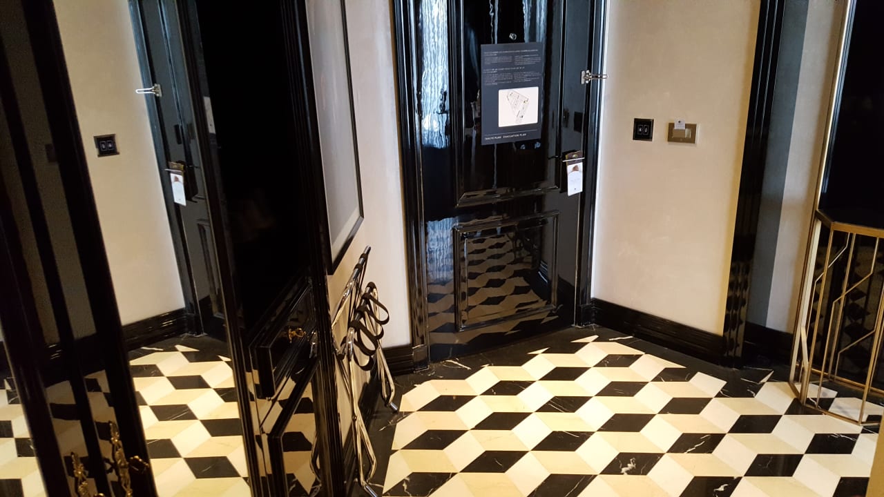 Eingangsbereich... DoubleTree by Hilton Hotel Izmir Airport