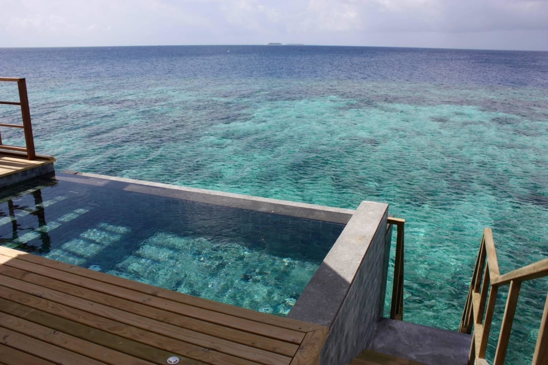Eigener Infinity-Pool auf der Terrasse ROBINSON MALDIVES