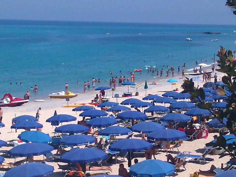 Hotelstrand aus Sicht der Strand-Pizzeria Aldiana Club Rocca Nettuno Calabria