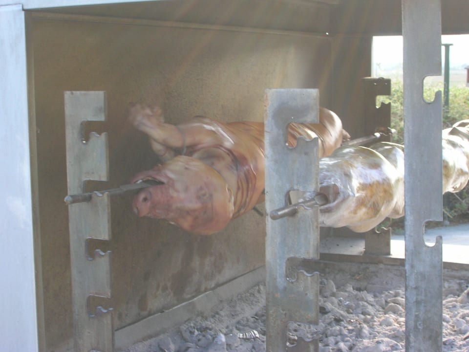 W niedzielę na obiad był prosiak i kurczaki. Grecotel Casa Paradiso