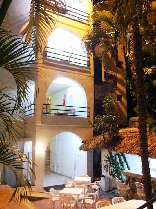 Entrada Posterior (terraza jacuzzi) Hotel Caribe