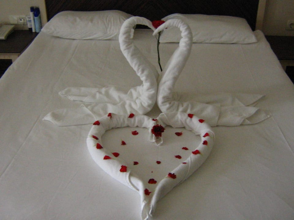 Nette Deko auf dem Bett Aydinbey Kings Palace & Spa