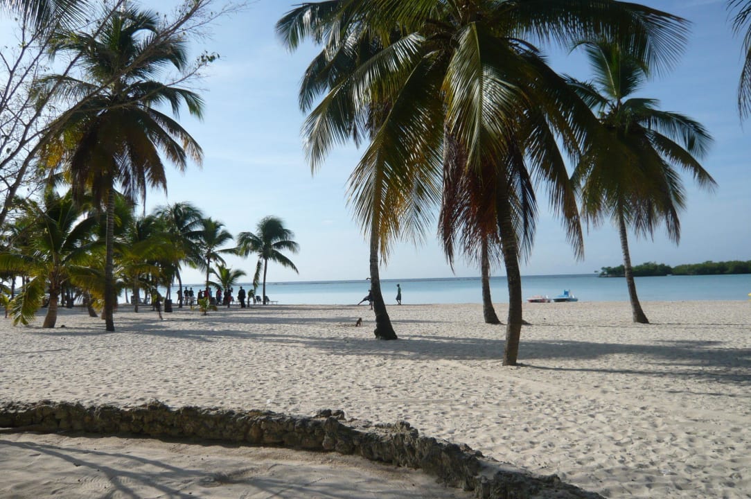 Der schöne Strand am frühen  Morgen. BelleVue Dominican Bay