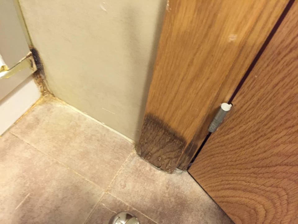 Verschimmelte Türzarge  AV Hotels Don Pepe - Adults only