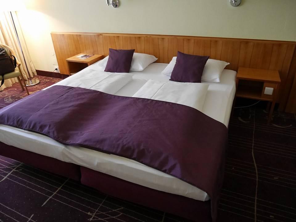 Suite room bed Dorint City-Hotel Salzburg