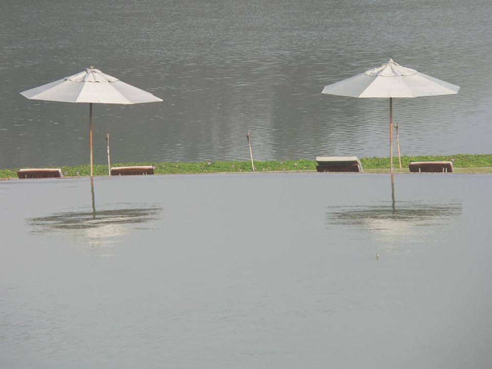 Blick über den Pool auf den Fluss Le Meridien Chiang Rai Resort
