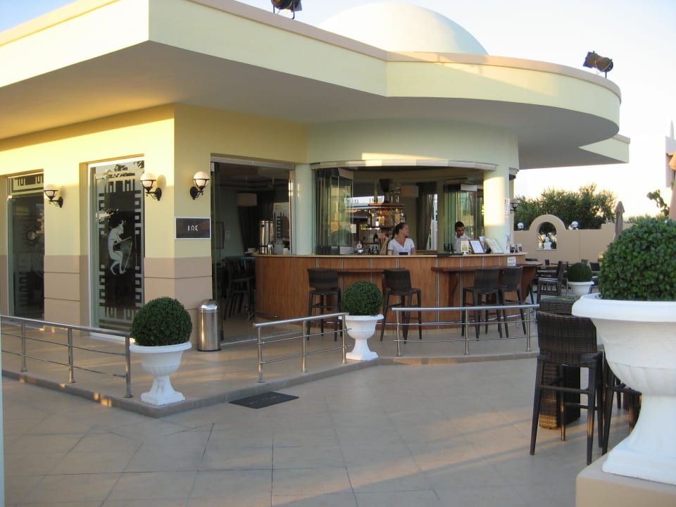 Poolbar mit anliegendem großen Sitzbereich Hotel Gaia Palace