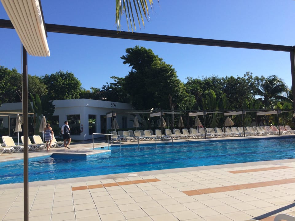Einer von drei Pools morgens um 09:00 Hotel Riu Palace Mexico