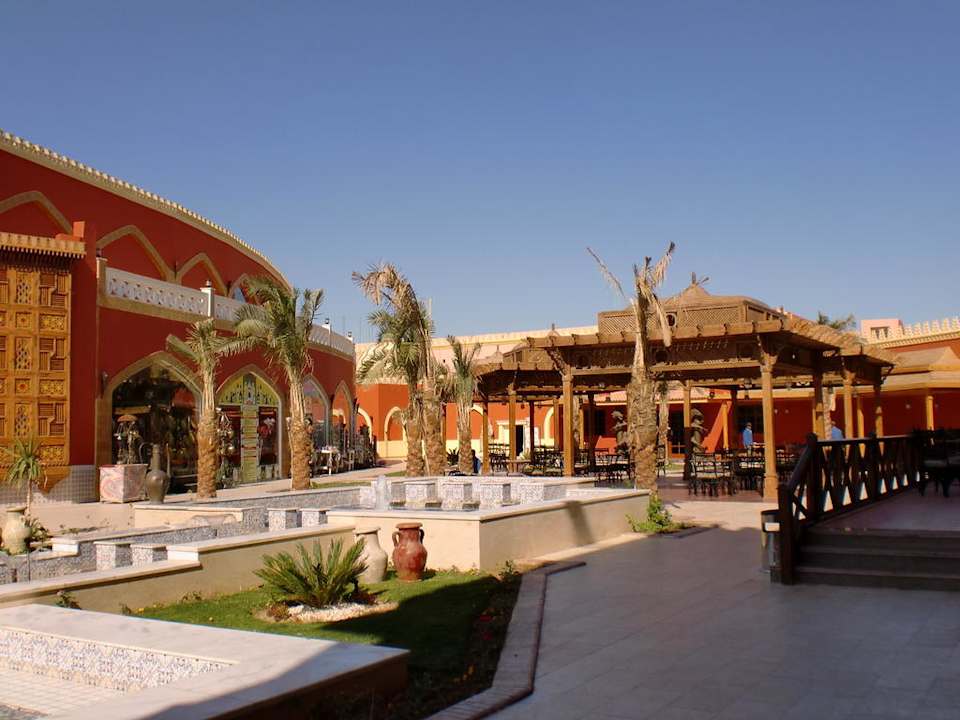 Etwas entfernt vor dem Asiatischen Restaurant Pickalbatros Alf Leila Wa Leila Resort - Neverland Hurghada