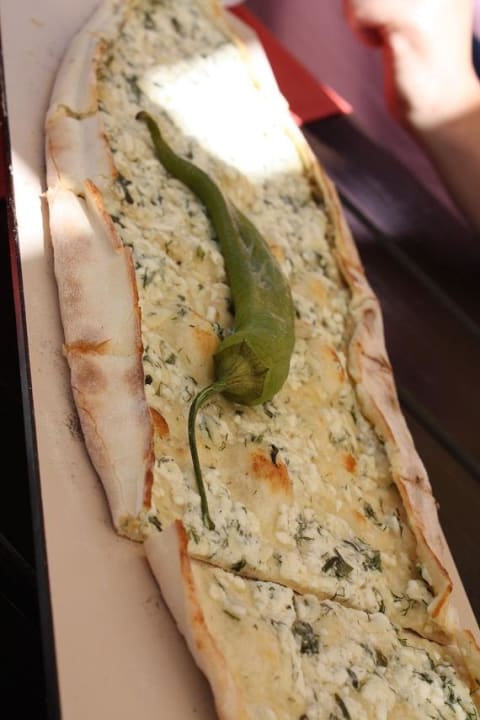 Pide, mittags am BBQ-Restaurant Aydinbey Kings Palace & Spa