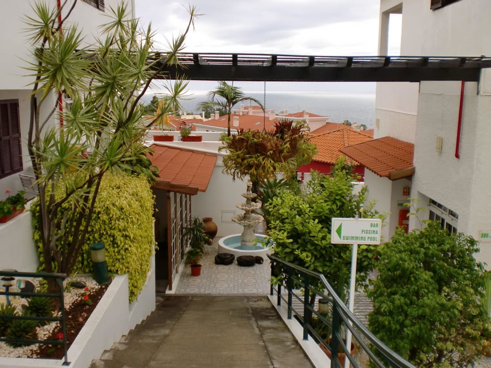 Weg zur Terrasse und den Zimmern Residencial Vila Lusitania