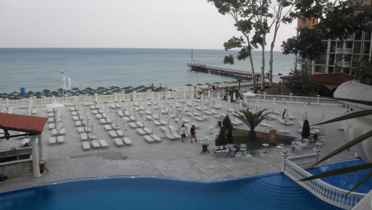 Blick auf die Poolanlage Royal Park Hotel & Aqua park