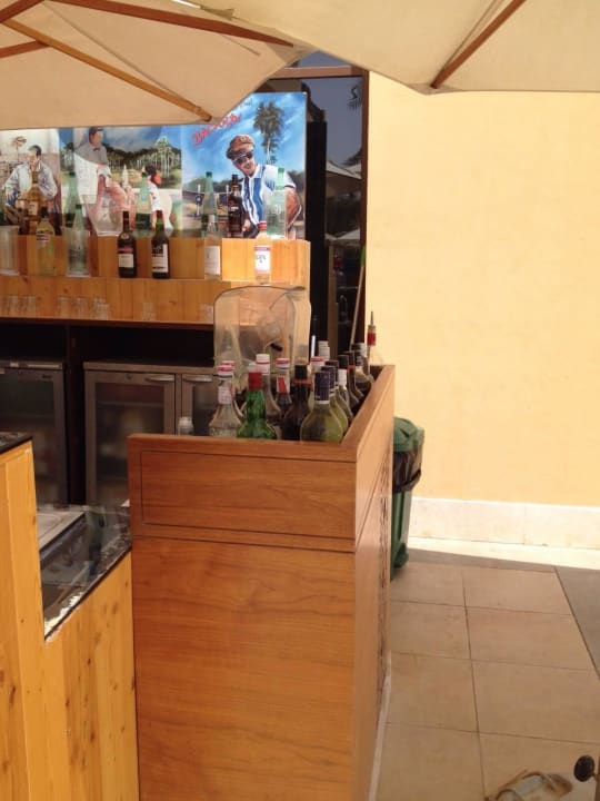 Getränke an der Aussenbar DoubleTree by Hilton Resort & Spa Marjan Island