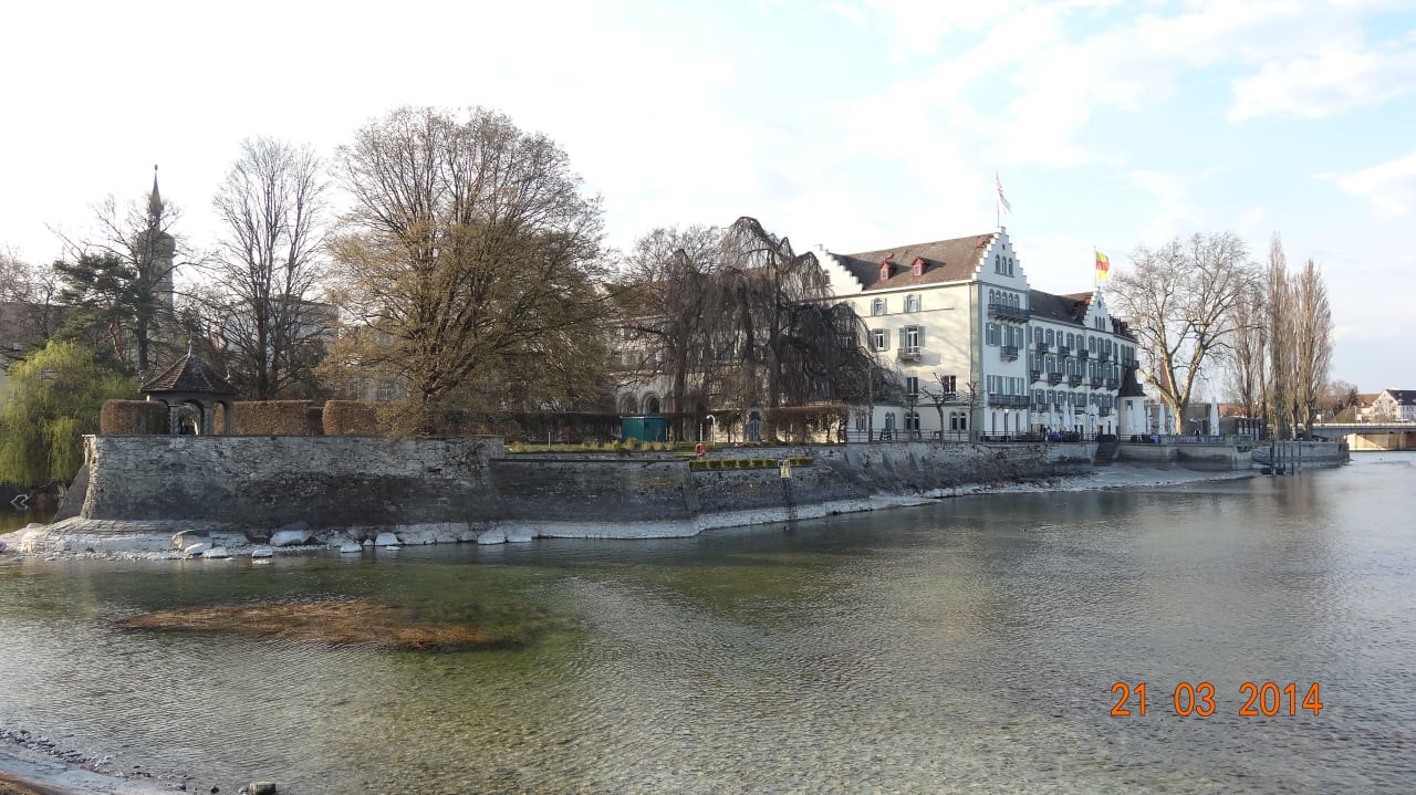 Hinten rechts beginnt der Rheinfluss und -brücke Steigenberger Inselhotel