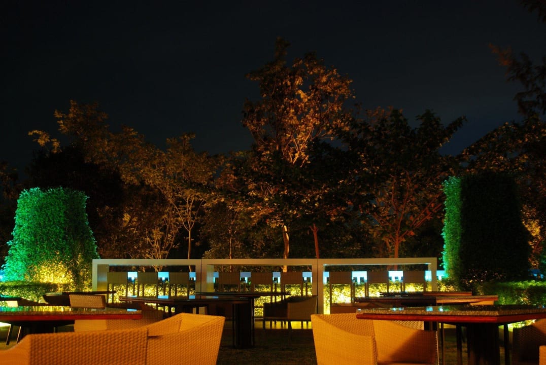 Lounge-Garten bei Nacht Dusit Thani Krabi Beach Resort