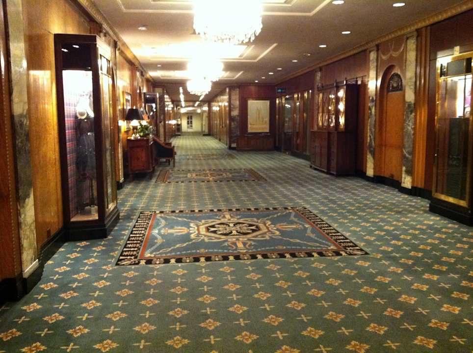 Nebengang mit Auslagen - nobel! The Waldorf Astoria New York