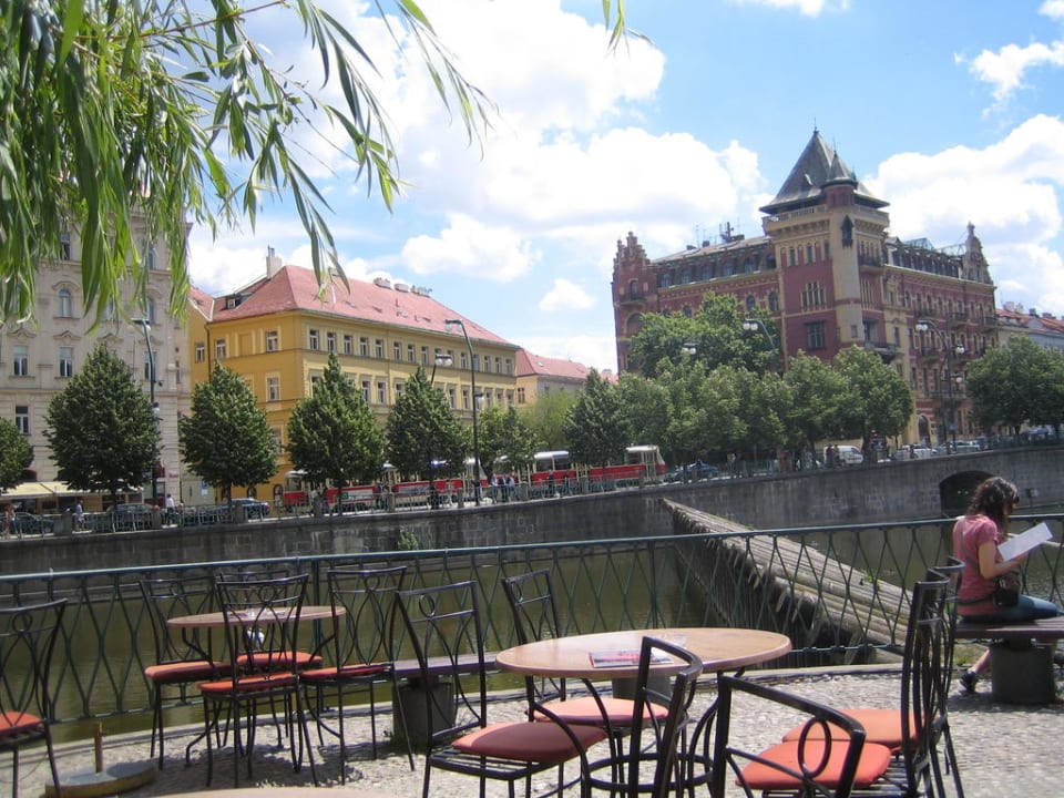 Blick auf das Hotel von gegenüberliegender Straße The Mozart Prague - Preferred Hotels & Resorts