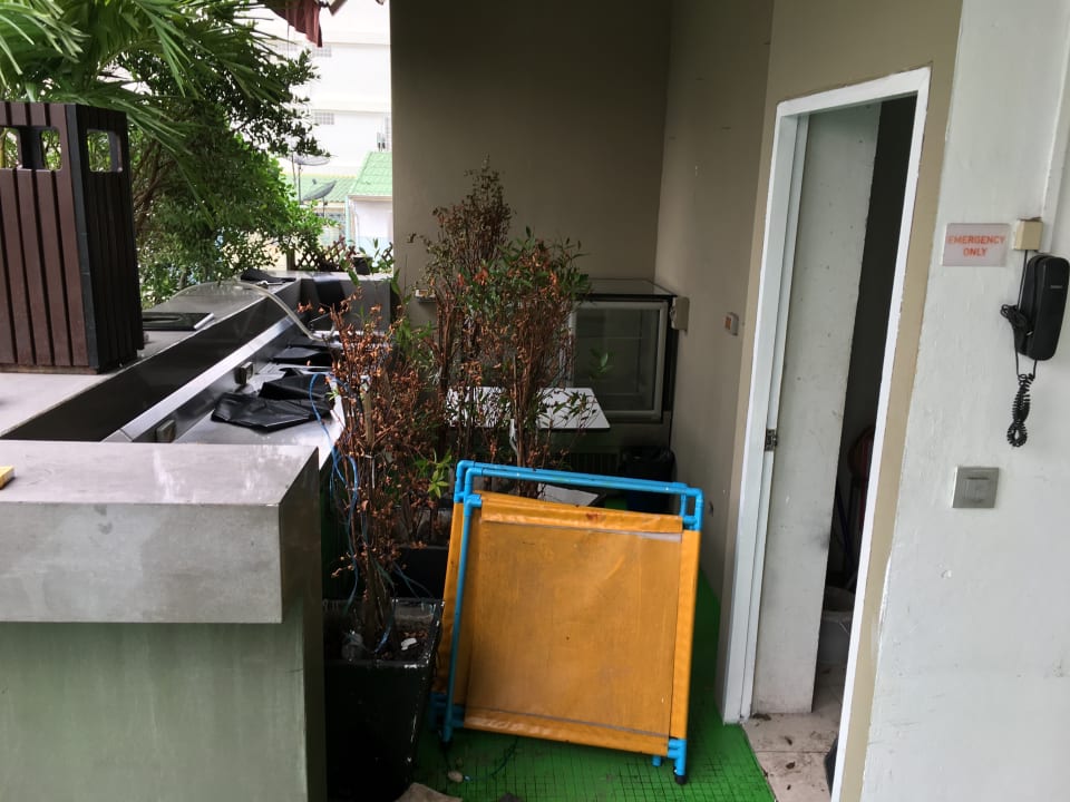 Poolbar Hilton Garden Inn Bangkok Silom