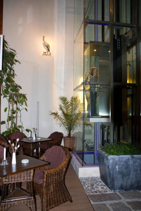 Aufzug im überdachten Innenhof Hotel Three Storks