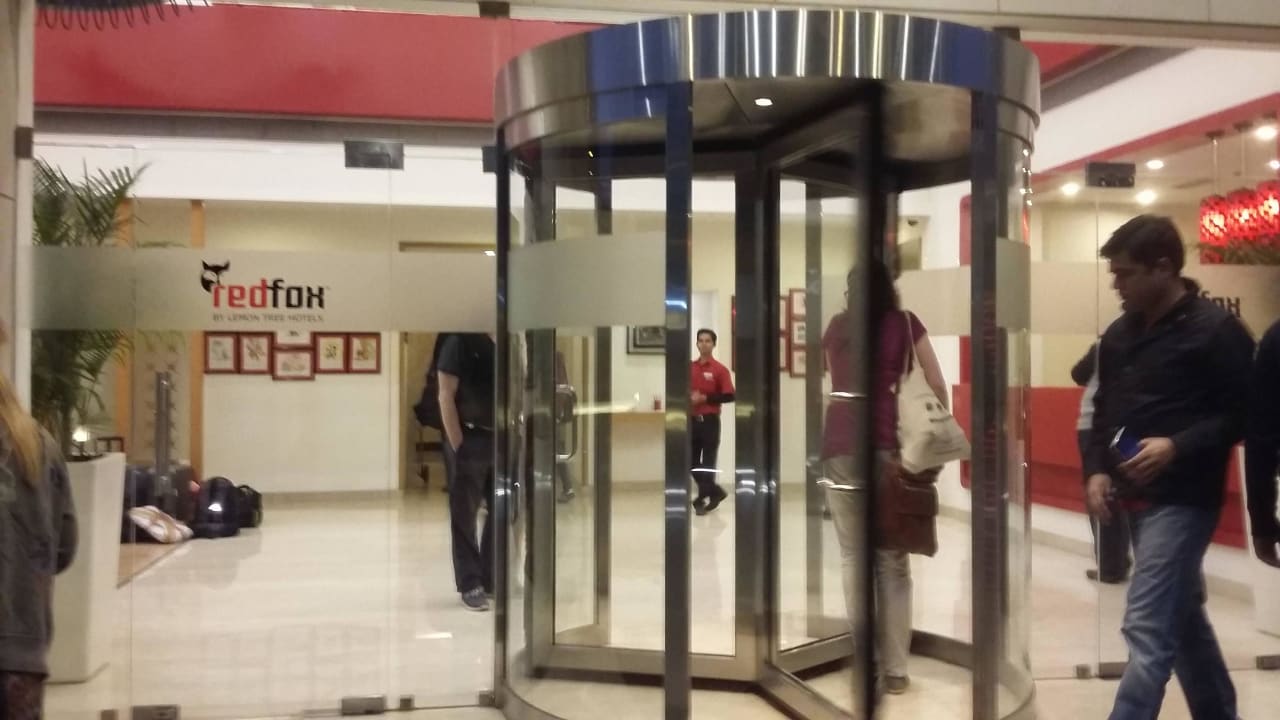 Wejście po kontroli Red Fox Hotel Delhi Airport
