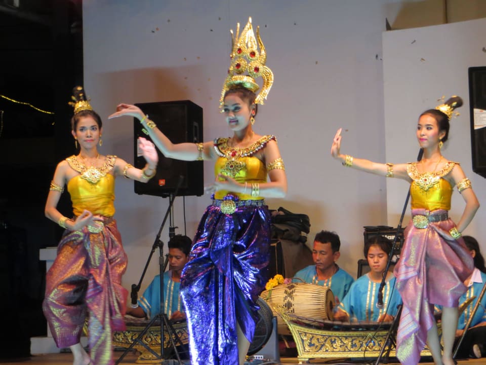 Tänzerinnen am Büffetabend Kata Palm Resort & Spa