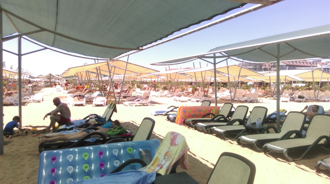 Strand Well Palace Side