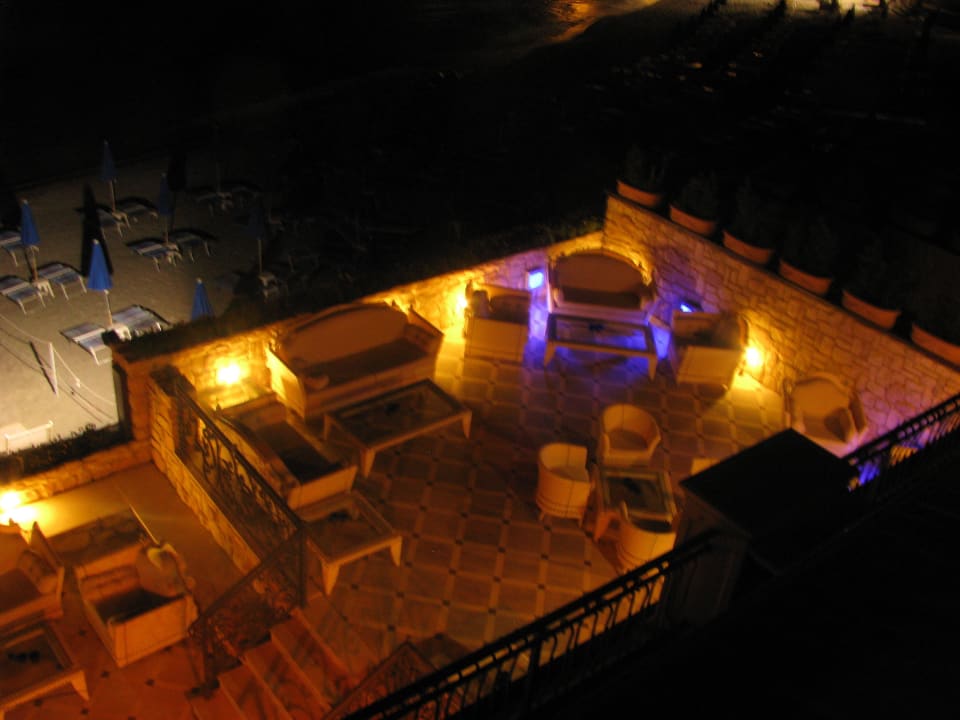 Blick Nachts vom Balkon nach unten Mazzaro Sea Palace