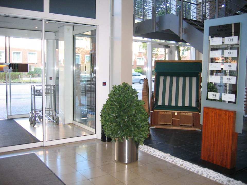 Hoteleingang NH Hamburg Horner Rennbahn