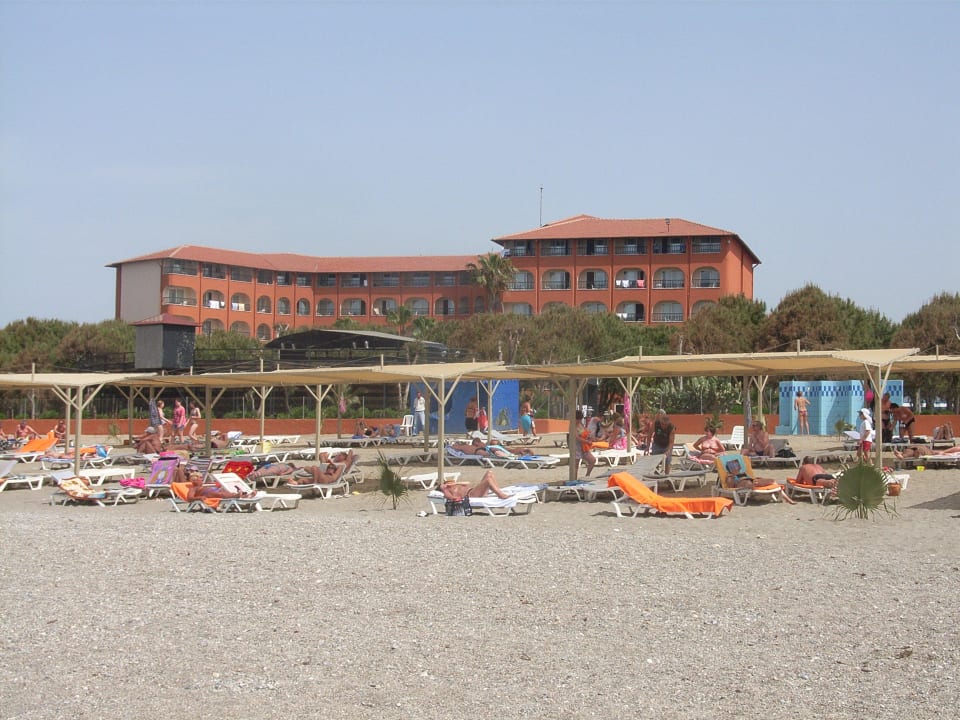 Blick zum Hotel vom Strand aus Club Turtas Beach Hotel