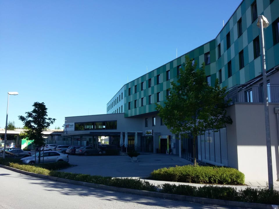 Od strony wjazdu na parking B&B HOTEL Salzburg-Süd