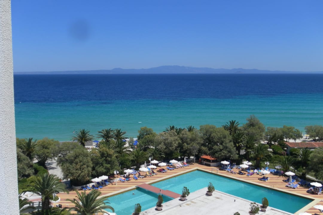 Vom Balkon auf den Pool und Meer Pallini Beach Hotel