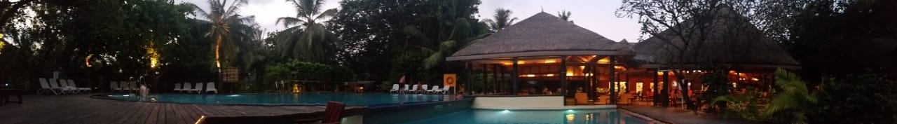 Pool und Poolbar bei Sonnenuntergang Adaaran Select Hudhuran Fushi - Premium All Inclusive