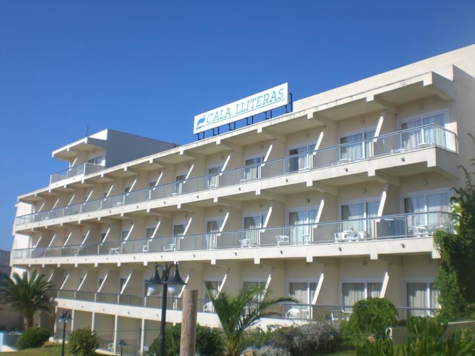 Die Hotelseite von der Straße aus THB Cala Lliteras