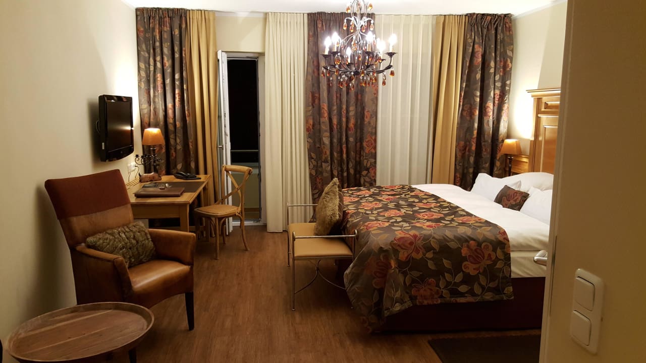 Einblick ins Prestige Zimmer Hotel Ampervilla