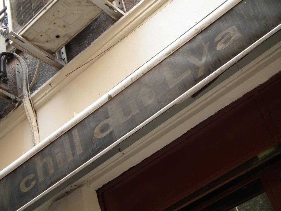 Baner przy wejściu (nieczytelny) Chill Out Lya Hostel & Bar