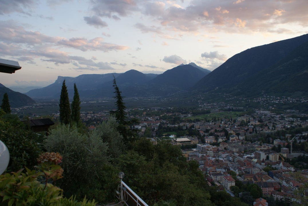 Blick von der Terrasse in Richtung Lana Hotel Bellevue