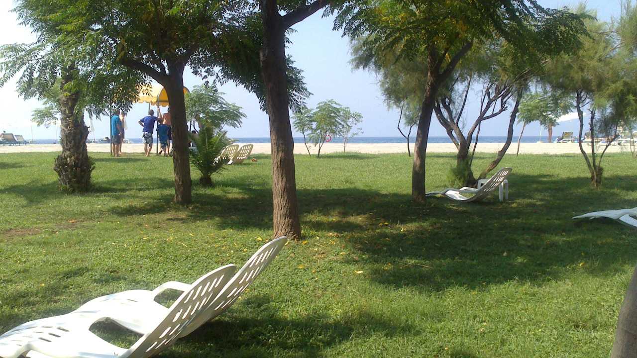 Liegewiese, dahinter Strand/Meer Labranda Alantur Resort