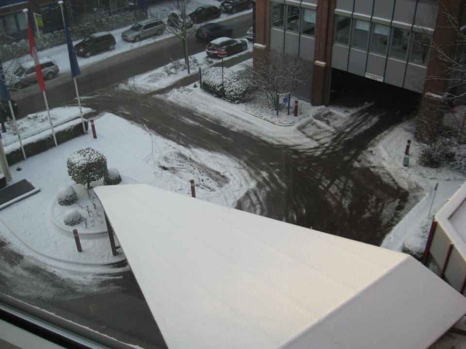 Blick auf den Hoteleingang Mercure Hotel Hamburg am Volkspark