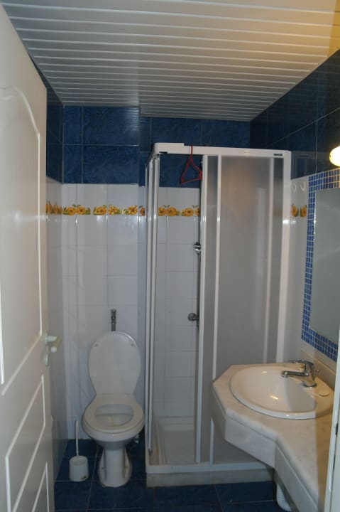 Badezimmer im Miniformat.  Ekaterini Hotel
