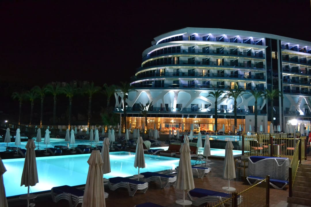 Linker Komplex bei Nacht Vikingen Infinity Resort & Spa