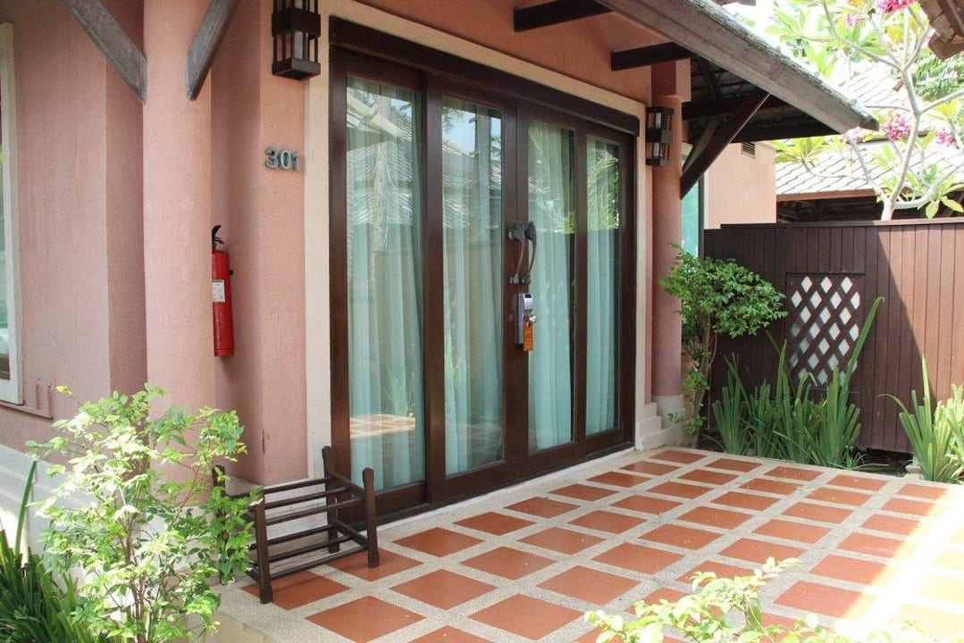 Poolvilla 301, Eingang und Terrasse Fair House Villas & Spa