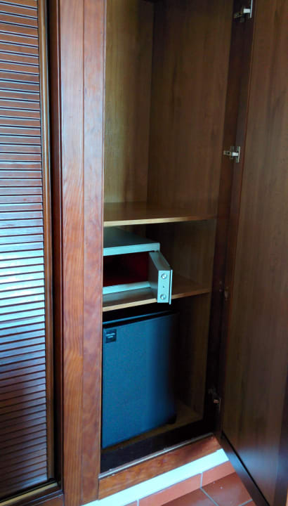 Minibar in nicht belüfteten Schrank... TUI MAGIC LIFE Fuerteventura