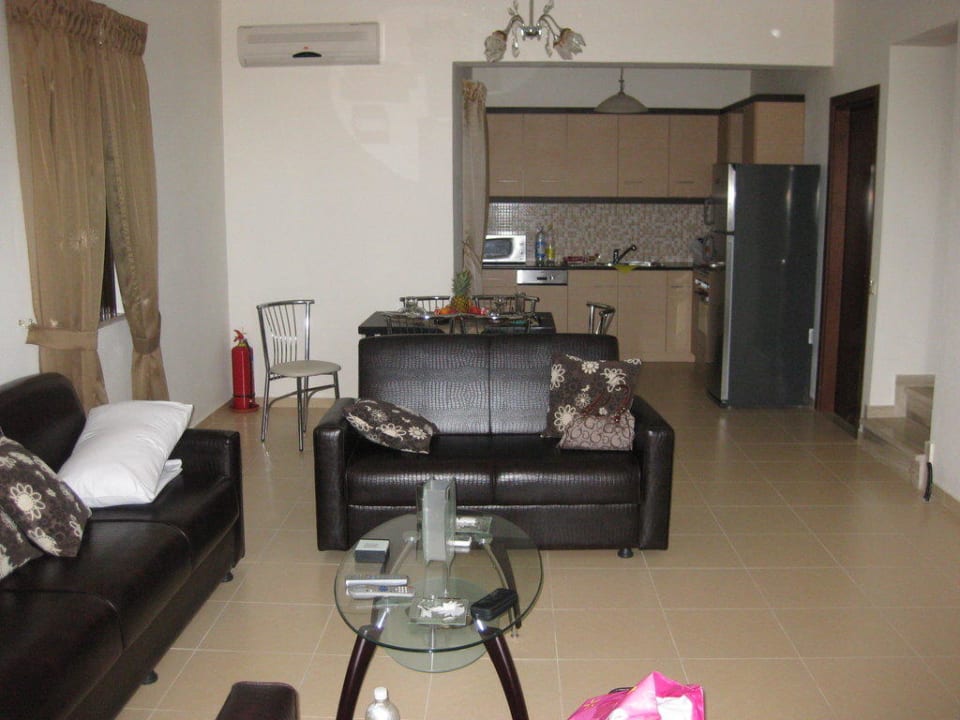 Wohnzimmer mit Blick auf die Küche Aparthotel Prinos Resort